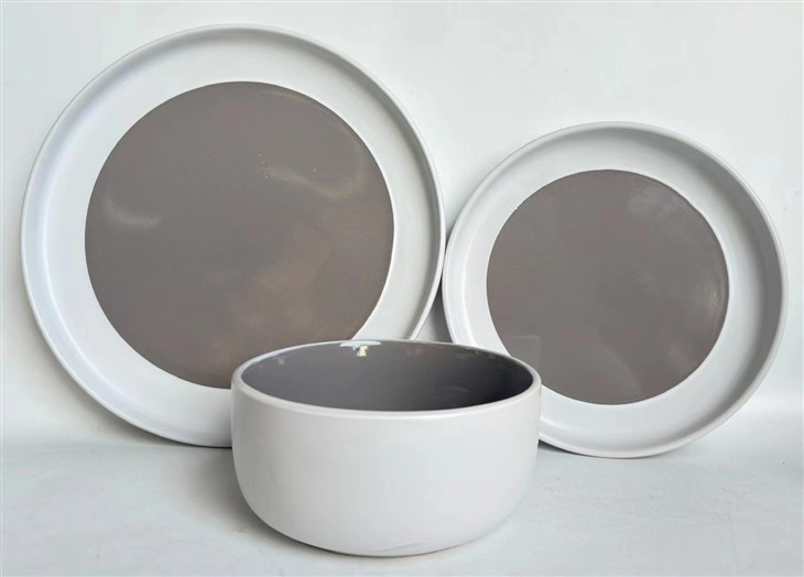 Set de tacâmuri ceramice de proiectare simplă