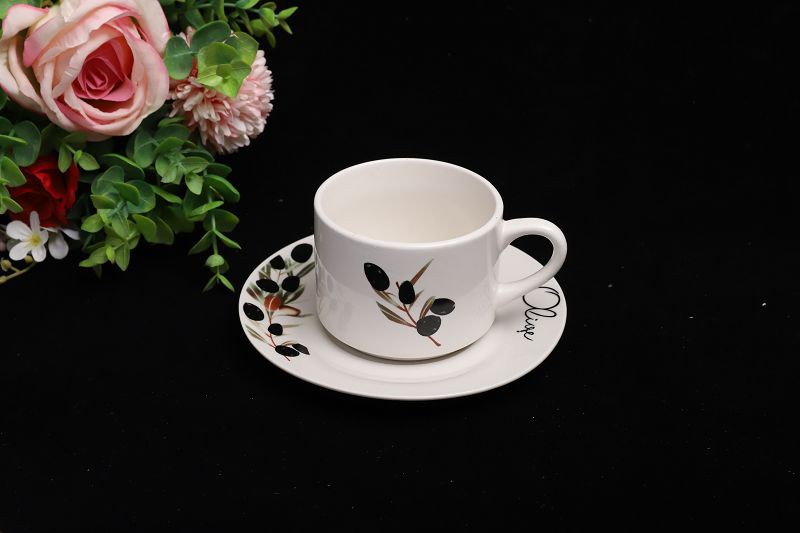 Ceașcă și farfurie din ceramică