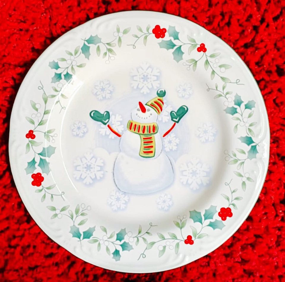 Farfuriile din ceramică au autocolante cu desene animate de Crăciun