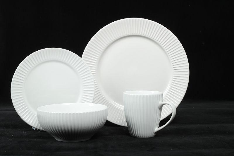 Set de veselă din ceramică în relief