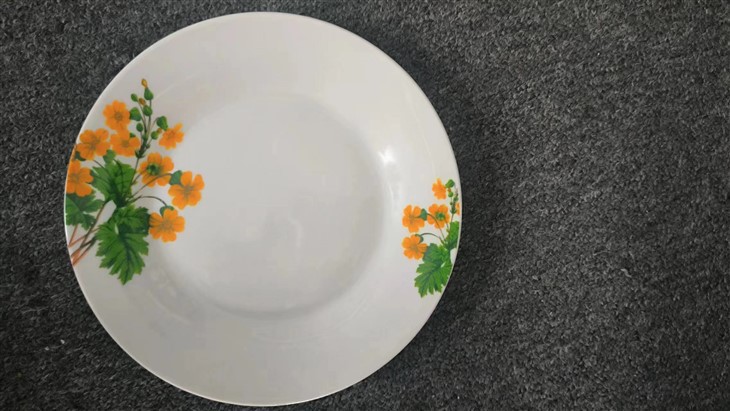 Farfurie din ceramica cu flori