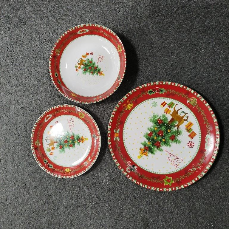 Ceramic Tableware With Red Christmas Tree Ambiance