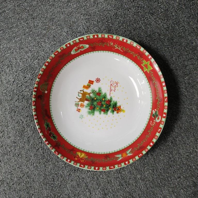 Ceramic Tableware With Red Christmas Tree Ambiance
