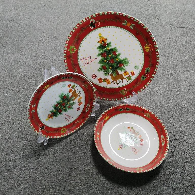 Vesele din ceramică cu ambianță roșie de brad de Crăciun