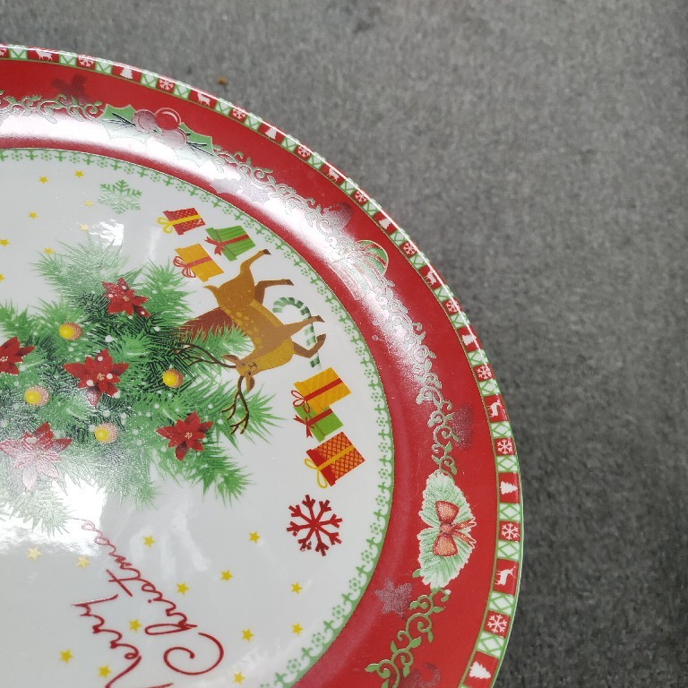 Ceramic Tableware With Red Christmas Tree Ambiance