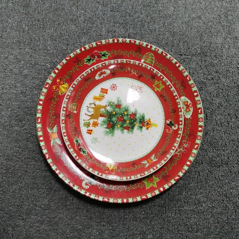 Ceramic Tableware With Red Christmas Tree Ambiance