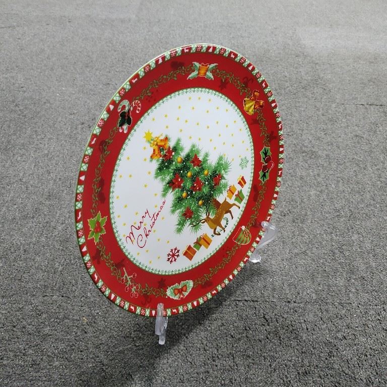 Ceramic Tableware With Red Christmas Tree Ambiance