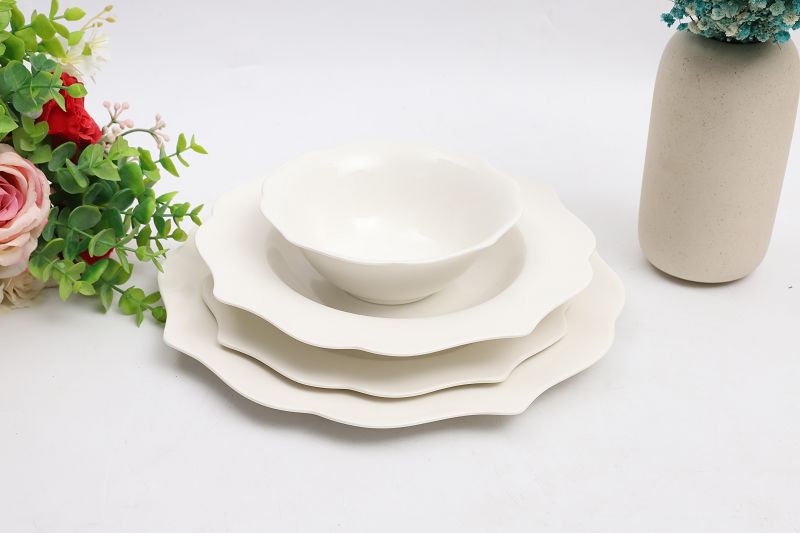 Set de veselă albă din ceramică