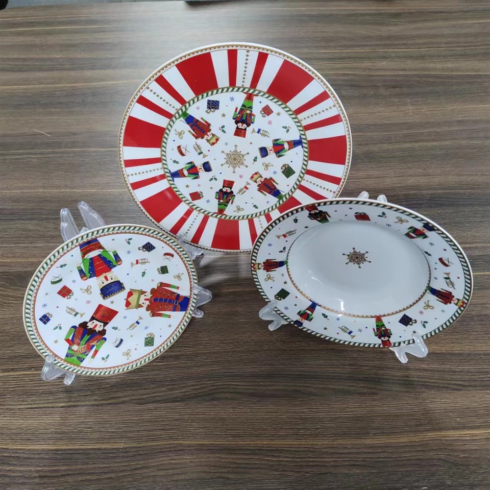 Set din ceramică cu aplicații de Crăciun