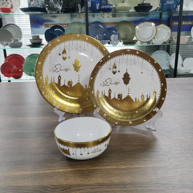 Set de veselă cu autocolant în relief