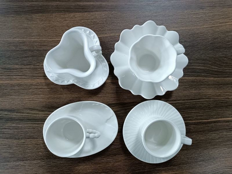 Pahar și farfurie neregulate