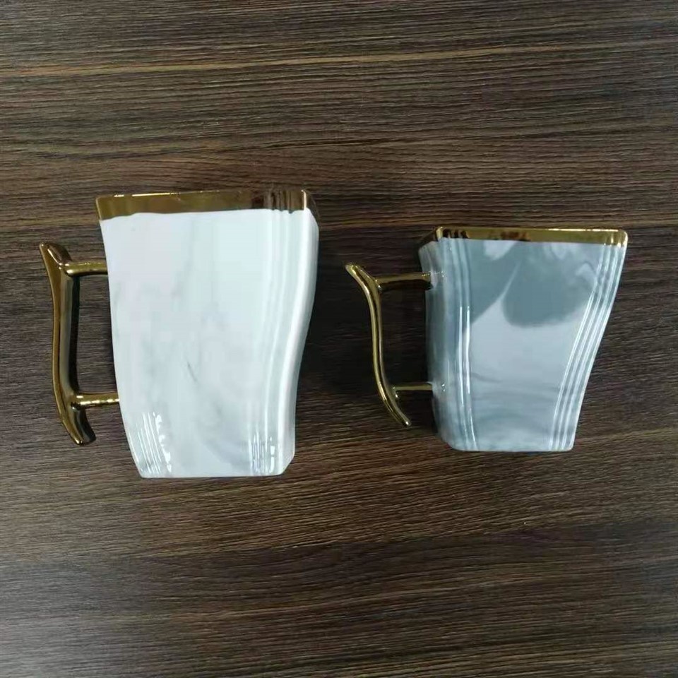 Cană cu glazură din marmură