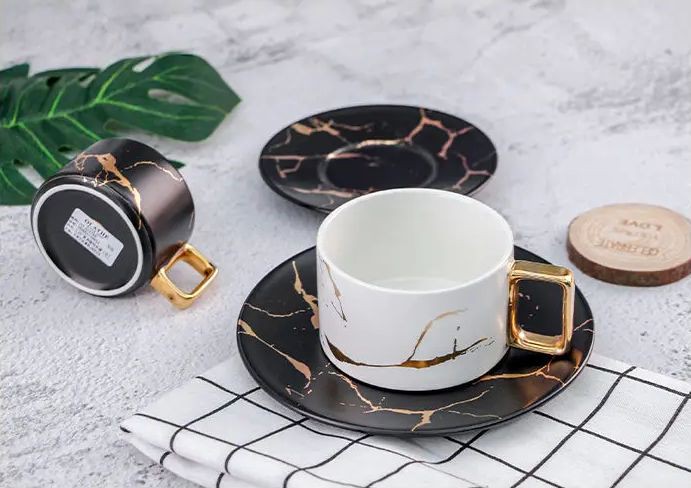 Cana și farfurie din porțelan